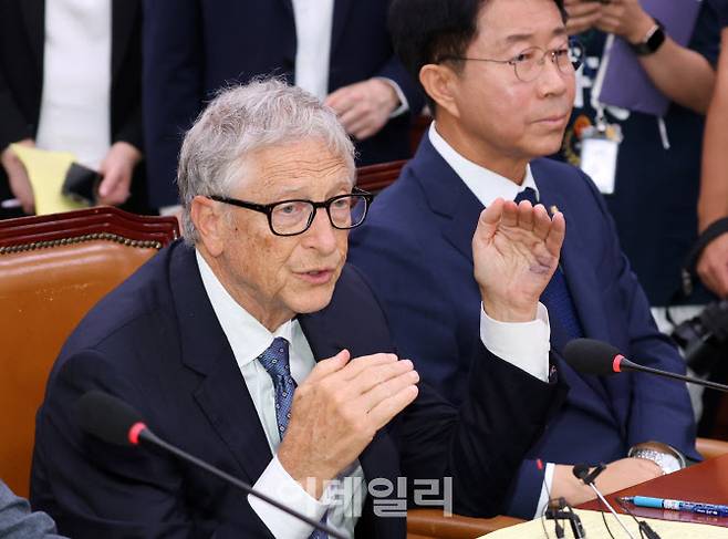 [이데일리 방인권 기자] 빌 게이츠 게이츠재단 이사장이 21일 서울 여의도 국회 외교통일위원회를 찾아 ‘한국의 글로벌 조건 기여와 리더십’을 주제로 간담회를 하고 있다.