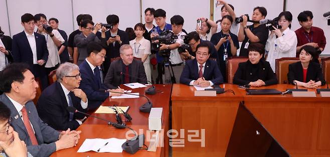 [이데일리 방인권 기자] 빌 게이츠 게이츠재단 이사장이 21일 서울 여의도 국회 외교통일위원회를 찾아 ‘한국의 글로벌 조건 기여와 리더십’을 주제로 간담회를 하고 있다.