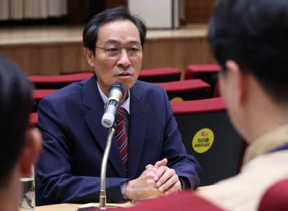 우상호 정무수석이 21일 용산 대통령실에서 기자간담회를 하고 있다. (사진=연합뉴스)