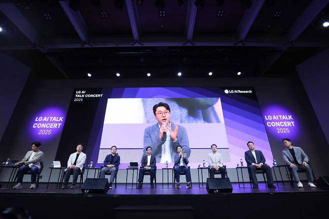 지난달 22일 LG AI 토크 콘서트 2025에서 LG AI연구원 리더들이 질의응답을 진행하고 있는 모습.(사진=LG)