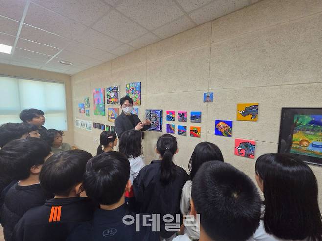 이신영 교사가 장애 학생의 그림을 선보이는 교내 전시회를 열고 있다.(사진=교육부)