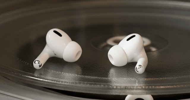 무선 이어폰의 대중화와 함께, 그 유해성에 대한 내용이 과학적 검증 없이 확산됐다｜출처: Gemini 생성