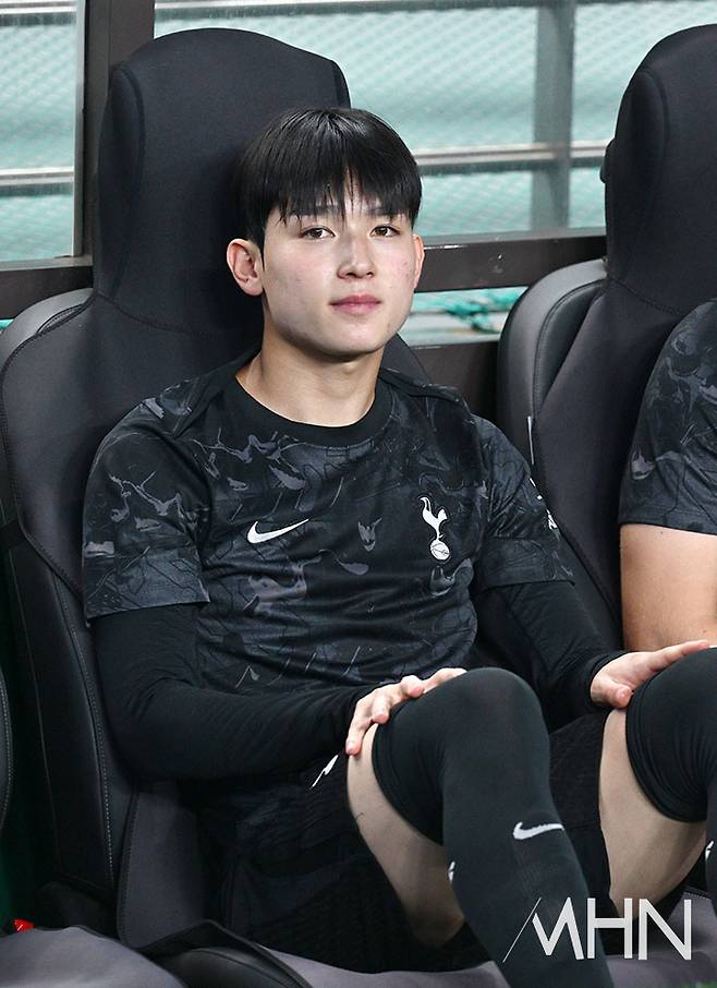 쿠팡플레이 내한 투어 당시 토트넘 유니폼을 입은 양민혁