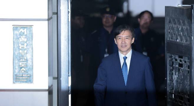 조국혁신당 조국 전 대표가 15일 광복절 특별사면·복권 조치로 출소하며 서울 구로구 남부교도소를 나서고 있다. [사진=연합뉴스]