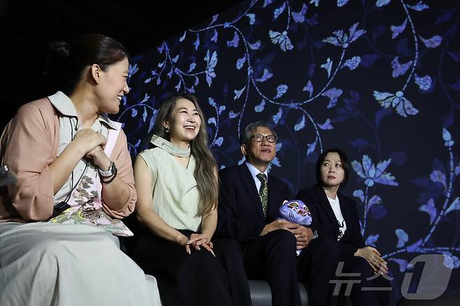 유홍준 국립중앙박물관장과 넷플릭스 애니메이션 영화 '케이팝 데몬 헌터스'의 메기 강 감독이 21일 서울 용산구 국립중앙박물관에서 전시장을 둘러보고 있다. 2025.8.21/뉴스1 ⓒ News1 김도우 기자