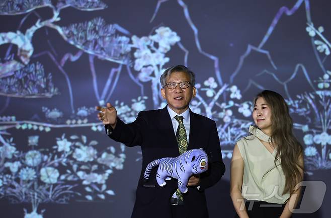 유홍준 국립중앙박물관장과 넷플릭스 애니메이션 영화 '케이팝 데몬 헌터스'의 메기 강 감독이 21일 서울 용산구 국립중앙박물관에서 전시장을 둘러보고 있다. 2025.8.21/뉴스1 ⓒ News1 김도우 기자