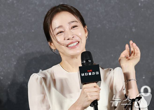 배우 김태희가 21일 오전 서울 용산구 CGV용산아이파크몰에서 열린 아마존 프라임비디오 '버터플라이' 기자간담회에 참석해 취재진 질문에 답하고 있다. ‘버터플라이(Butterfly)’는 동명의 그래픽 노블을 원작으로 한 스파이 스릴러 시리즈다. 전직 미 정보요원 데이비드 정(대니얼 대 킴 분)과 그를 죽이기 위해 파견된 현직 요원 레베카(레이나 하디스티 분)의 쫓고 쫓기는 이야기를 그렸다. 2025.8.21/뉴스1 ⓒ News1 권현진 기자