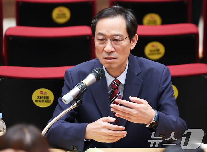 우상호 정무수석이 21일 서울 용산구 대통령실 청사에서 열린 기자간담회에서 취재진의 질의에 답하고 있다. 2025.8.21/뉴스1 ⓒ News1 허경 기자