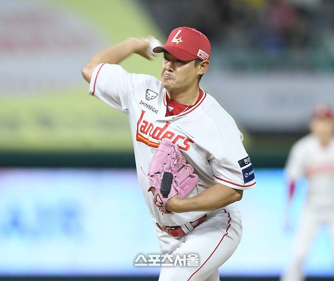 SSG 노경은이 4일 인천SSG랜더스필드에서 열린 2025 KBO리그 삼성과 경기 7회 역투하고 있다.  문학 | 최승섭 기자 thunder@sportsseoul.com