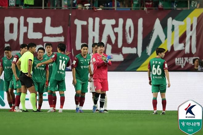 대전 이창근(가운데)이 수원FC전에서 교체 사인을 벤치에 보내고 있다. 사진 | 한국프로축구연맹
