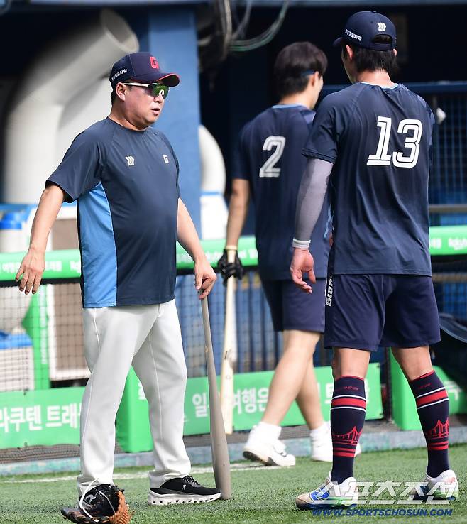 20일 잠실구장에서 열리는 LG와 롯데의 경기. 롯데 전민재에게 타격 조언을 해주고 있는 김태형 감독. 잠실=송정헌 기자songs@sportschosun.com/2025.08.20/