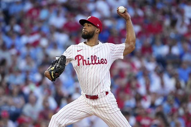 필라델피아 필리스 크리스토퍼 산체스가 지난 20일(한국시각) 시티즌스 뱅크파크에서 열린 시애틀 매리너스와의 홈게임에 선발등판해 2회초 힘차게 공을 던지고 있다. AP연합뉴스