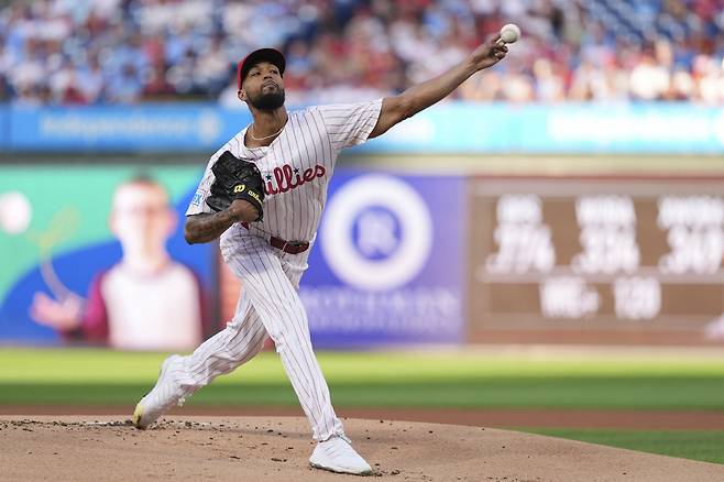 필라델피아 필리스 크리스토퍼 산체스가 지난 20일(한국시각) 시티즌스 뱅크파크에서 열린 시애틀 매리너스와의 홈게임에 선발등판해 힘차게 공을 던지고 있다. AP연합뉴스