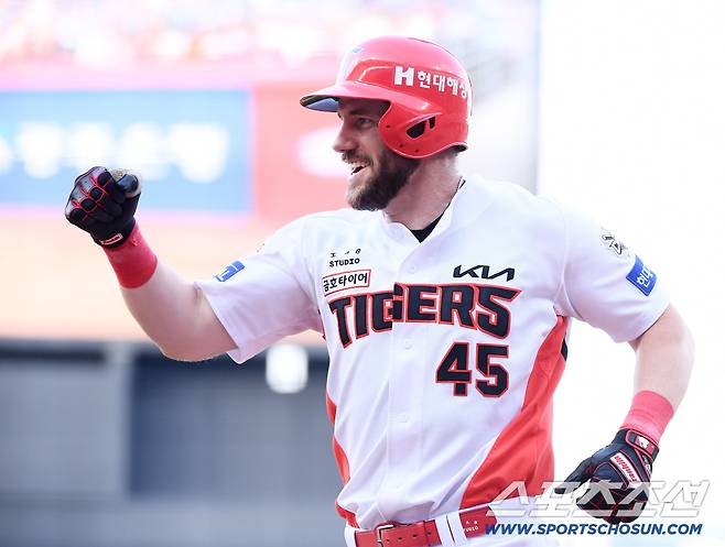 5일 광주 기아 챔피언스필드에서 열린 롯데-KIA전. 1회말 1사 위즈덤이 솔로포를 친 후 환호하고 있다. 광주=정재근 기자 cjg@sportschosun.com/2025.7.5/