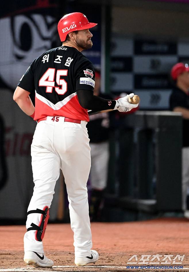 6일 부산 사직야구장에서 KIA와 롯데의 경기가 열렸다. 6회초 2사 1루 위즈덤이 삼진을 당하며 아쉬워하고 있다. 부산=허상욱 기자wook@sportschosun.com/2025.08.06/