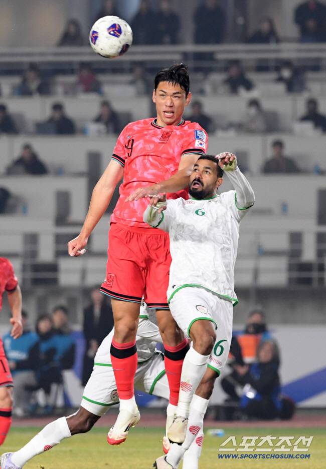 20일 고양종합운동장에서 열린 2026 FIFA 북중미 월드컵 아시아지역 3차 예선 대한민국과 오만의 경기. 오세훈이 헤더를 시도하고 있다. 고양=박재만 기자 pjm@sportschosun.com/2025.03.20/