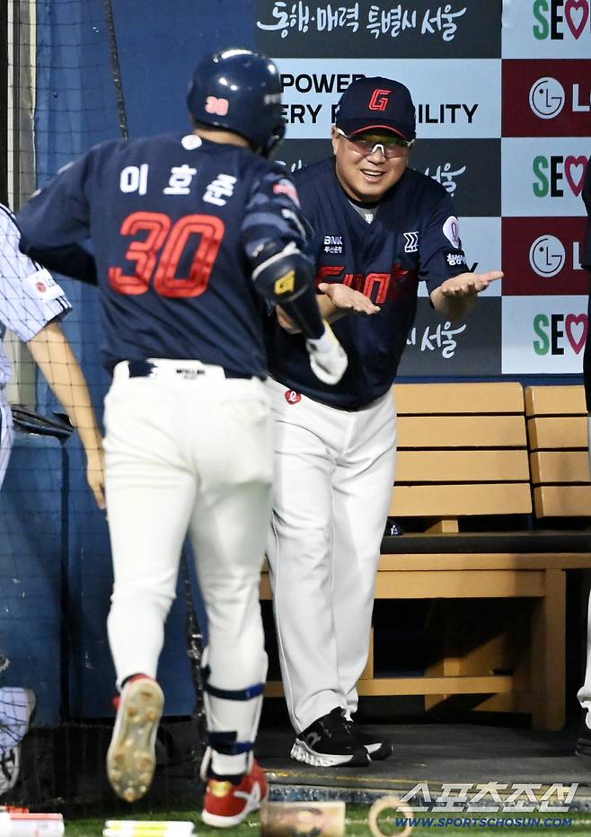 21일 잠실야구장에서 열린 롯데와 LG의 경기, 4회초 이호준이 솔로홈런을 치고 김태형 감독의 환영을 받고 있다. 잠실=허상욱 기자