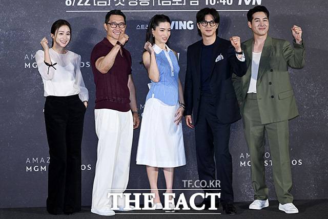 배우 김태희와 대니얼 대 킴, 레이나 하디스티, 김지훈, 션 리차드(왼쪽부터)가 아마존 프라임 비디오 시리즈 '버터플라이'로 기자간담회에 참석해 포즈를 취하고 있다. /남용희 기자