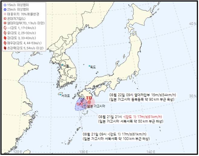 2025년 태풍 없는 한반도 12호 링링 예상경로=세력 약화와 부활을 반복한 28호 열대저압부가 다시 12호 태풍으로 발달했다. 28호 열대저압부는 한때 2025년 태풍 12호 '링링'으로 발달한 뒤 우리나라 근처로 북상할 가능성이 제기되기도 했다. 초기 예측 경로는 제주 남쪽 해상까지 태풍 위력으로 올라온 뒤 방향을 북서쪽으로 틀어 열대저압부 상태로 서해로 진출할 것으로 보였다. 하지만 발달 환경이 좋지 못해 태풍으로까지는 성장하지 못했고, 비구름과 강풍을 품은 저기압성 순환을 하며 일본 오키나와에서 규슈 남단까지 이동했다.이후 22일 오전 일본 가고시마 동북동쪽 약 90km 부근해상에서 열대저압부로 변질, 소멸할 것으로 예측된다.ⓒ기상청: 태풍 12호 링링 현재위치와 이동 예상경로