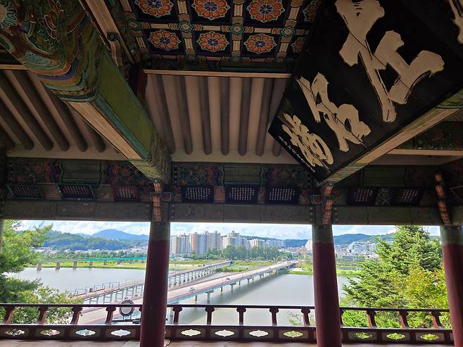 안동 영호루에 오르면 낙동강과 안동 시내가 보인다./이한수 기자