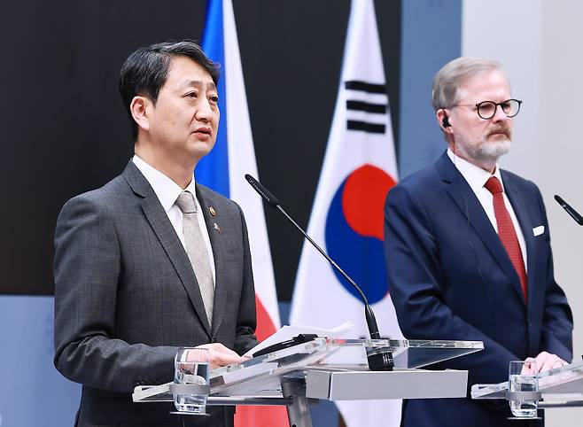 안덕근 전 산업통상자원부 장관이 지난 5월 7일 체코 프라하 총리실에서 페트르 피알라(Petr Fiala) 체코 총리를 비롯한 한-체코 정부 대표단이 참석한 가운데 열린 한-체코 원전산업 협력 약정 체결식에서 약정서에 서명한 후 발언하고 있다./산업통상자원부 제공