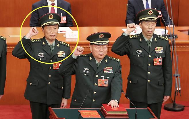 2023년 3월 전국인민대표대회(전인대)에서 새로 선출된 중앙군사위 허웨이둥(노란원) 부주석, 장여우샤 부주석, 리샹푸 군사위원 겸 국방부장(왼쪽부터)이 헌법 선서를 하고 있다. 리샹푸 국방부장은 2023년 10월 해임됐고, 허웨이둥 부주석도 숙청설이 돌고 있다. / 게티이미지코리아