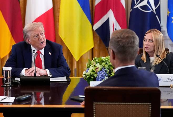 조르자 멜로니 이탈리아 총리(오른쪽)가 18일 백악관에서 도널드 트럼프 미국 대통령을 보고 있다. /AP 연합뉴스