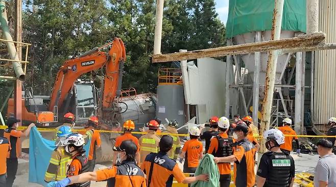 21일 오후 1시 29분쯤 전남 순천시 서면 한 레미콘 공장에서 "사람이 가스통 실내에서 쓰러졌다"는 119신고가 접수돼 당국이 구조작업을 하고 있다. /뉴스1