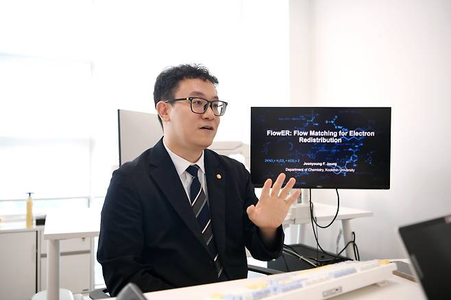 정준영 국민대 응용화학부 교수는 화학 반응이 어떤 과정을 거쳐 일어나는지 예측하는 차세대 인공지능(AI) ‘플라워(FlowER)’를 개발했다./국민대