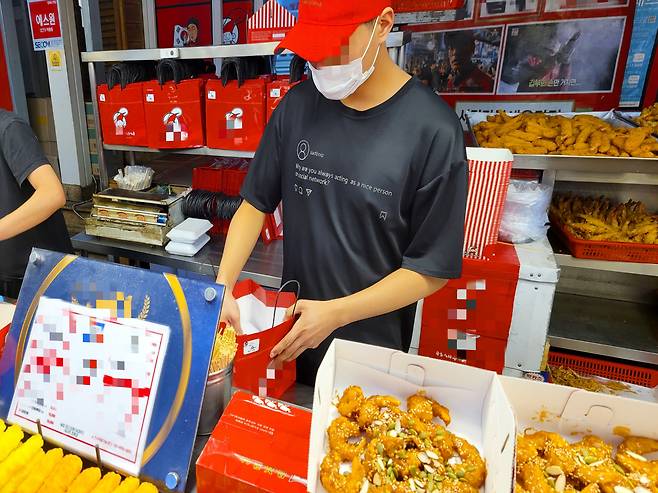 강원도 속초시 속초관광수산시장 튀김 골목에서 베트남 유학생 응웬득쭝(20)씨가 아르바이트를 하고 있다./홍다영 기자