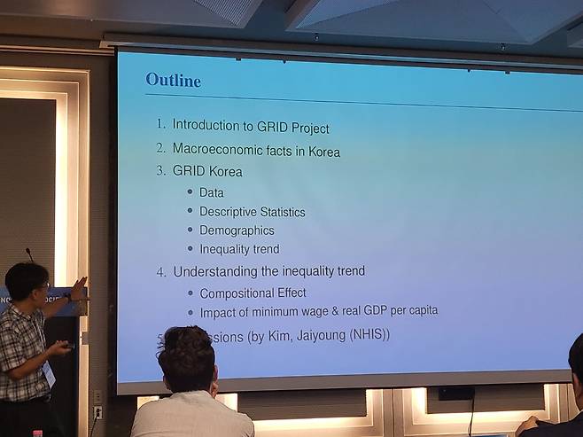한종석 동국대학교 교수가 21일 세계경제학자대회에서 발표하고 있다. /최온정 기자