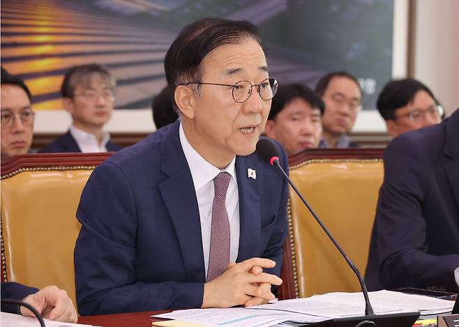 김윤덕 국토교통부 장관이 21일 국회에서 열린 국토교통위원회 전체회의에 참석해 의원 질의에 답변하고 있다. /연합뉴스