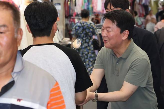 안철수 국민의힘 당대표 후보가 20일 대구 중구 서문시장을 찾아 시민과 악수를 하고 있다. ⓒ데일리안 오수진 기자