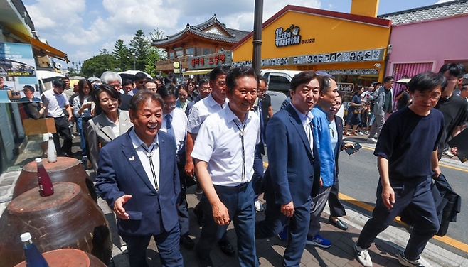 정청래 더불어민주당 대표가 20일 경북 경주시 황리단길을 찾아 둘러보고 있다. ⓒ연합뉴스