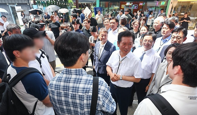 정청래 더불어민주당 대표가 20일 경북 경주시 황리단길을 찾아 여행객들과 대화를 나누고 있다. ⓒ연합뉴스