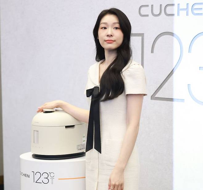 쿠첸 123 론칭 기념 포토콜 행사가 21일 서울 강남구 그랜드 인터컨티넨탈 서울 파르나스에서 열렸다. 전 피겨스케이팅 선수 김연아가 포즈를 취하고 있다.ⓒ데일리안 방규현 기자