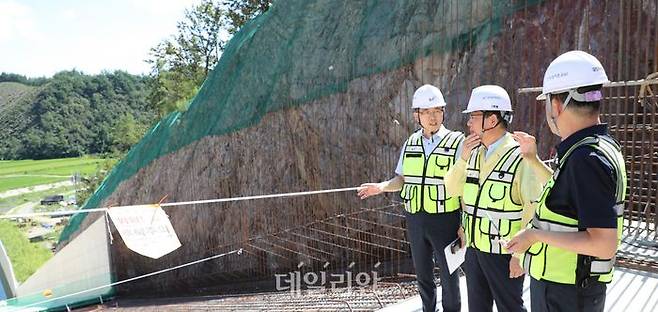 한국농어촌공사는 21일 전남 강진 월남지구 다목적 농촌용수 개발사업 현장에서 안전관리 현황을 점검하고 근로자들과 안전 토론을 진행했다고 밝혔다. ⓒ한국농어촌공사