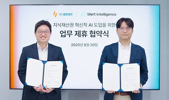 윤정호 워트인텔리전스 대표이사(왼쪽)와 전상훈 엘앤에프 소재개발연구소장(오른쪽)이 지난 20일 서울 워트인텔리전스 본사에서 지식재산권(IP) 분야의 혁신적 인공지능(AI) 도입을 위한 업무협약(MOU)을 체결한 뒤 기념 촬영을 하고 있다. ⓒ엘앤에프