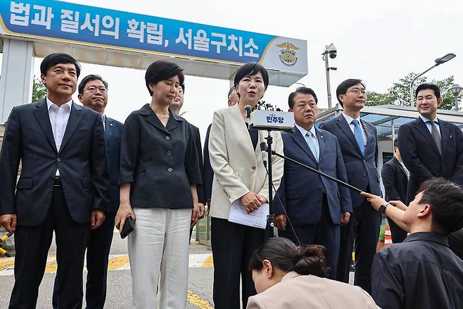 더불어민주당 3대 특검 종합대응 특별위원회 소속 의원들이 윤석열 전 대통령 체포영장 집행 당시의 영상 기록을 확인하기 위해 지난 11일 경기 의왕 서울구치소를 방문해 입장을 밝히고 있다. 뉴스1