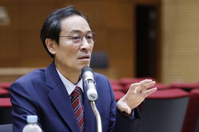 우상호 정무수석이 21일 서울 용산 대통령실 청사에서 국정 현안 관련 기자간담회를 하고 있다. 2025.08.21.[서울=뉴시스]