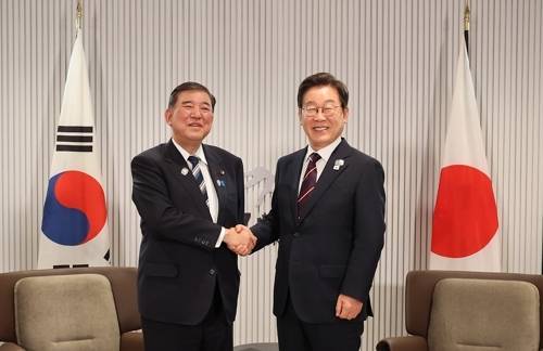 지난 6월 캐나다 G7 정상회의서 만난 이재명 대통령과 이시바 일본 총리. 연합뉴스 자료사진