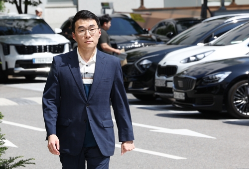 거액의 가상자산(코인) 보유 사실을 숨기려 국회에 허위 재산 신고를 한 혐의로 기소됐다 1심에서 무죄를 선고받은 김남국 전 의원이 21일 서울 양천구 서울남부지방법원에서 열린 2심 선고에 출석하고 있다. [연합뉴스]