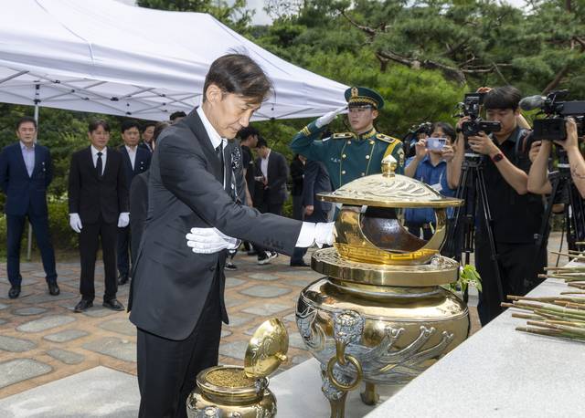 조국 전 조국혁신당 대표가 지난 18일 서울 동작구 국립서울현충원 내 김대중 전 대통령 묘역을 찾아 참배를 하고 있다. [연합뉴스]