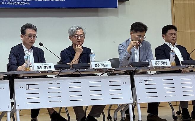 지난 7일 서울 여의도 국회에서 한국정신장애인연합회가 ‘국가책임제와 공공 정신의료의 필요성’을 주제로 주최한 정책토론회에서 발언 중인 이화영 순천향대 천안병원 정신건강의학과 교수(오른쪽 둘째). 최지현 기자