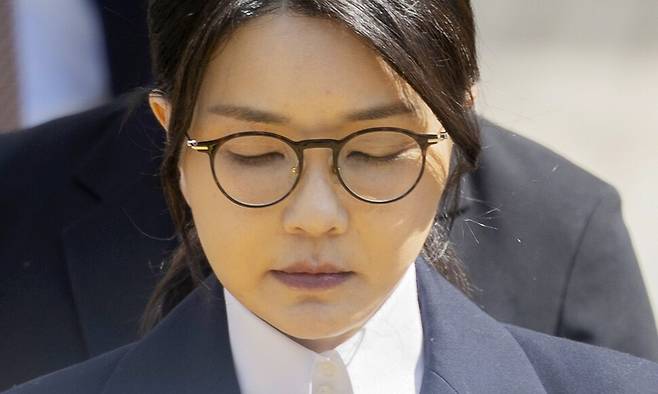 윤석열 전 대통령 부인 김건희 여사가 12일 구속 전 피의자 심문(영장실질심사)을 마친 뒤 서울 서초구 서울중앙지법 청사를 나서고 있다. 사진공동취재단