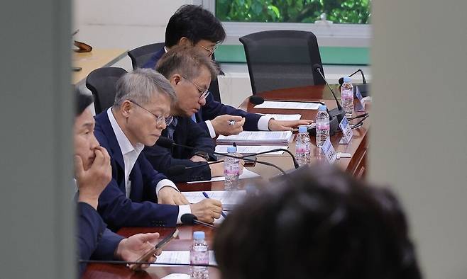 국민주권 검찰 정상화 특별위원회 위원장인 민형배 더불어민주당 의원이 20일 서울 여의도 국회 의원회관에서 열린 검찰개혁 관련 당정협의회에 참석해 있다. 연합뉴스