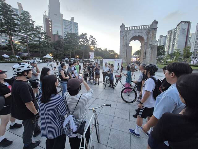 크리티컬매스서울 참가자들이 16일 서울 서대문구 독립문 앞에서 인사를 나누고 있다. 정인선 기자