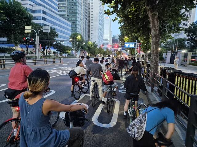 크리티컬매스서울 참가자들이 16일 서울 서대문구 경찰청 앞 도로에서 신호를 기다리고 있다. 정인선 기자