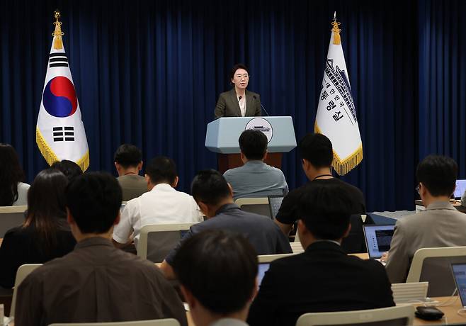 강유정 대변인이 19일 서울 용산 대통령실 브리핑룸에서 경제단체 및 기업인 간담회 관련 브리핑을 하고 있다. 김태형 기자 xogud555@hani.co.kr
