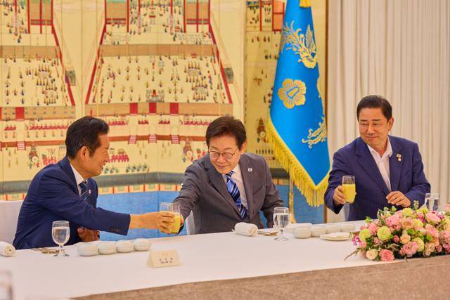 이재명 대통령이 20일 서울 한남동 관저에서 정청래 대표, 김병기 원내대표 등 더불어민주당 신임 지도부와 가진 만찬에서 건배하고 있다. 뉴스1